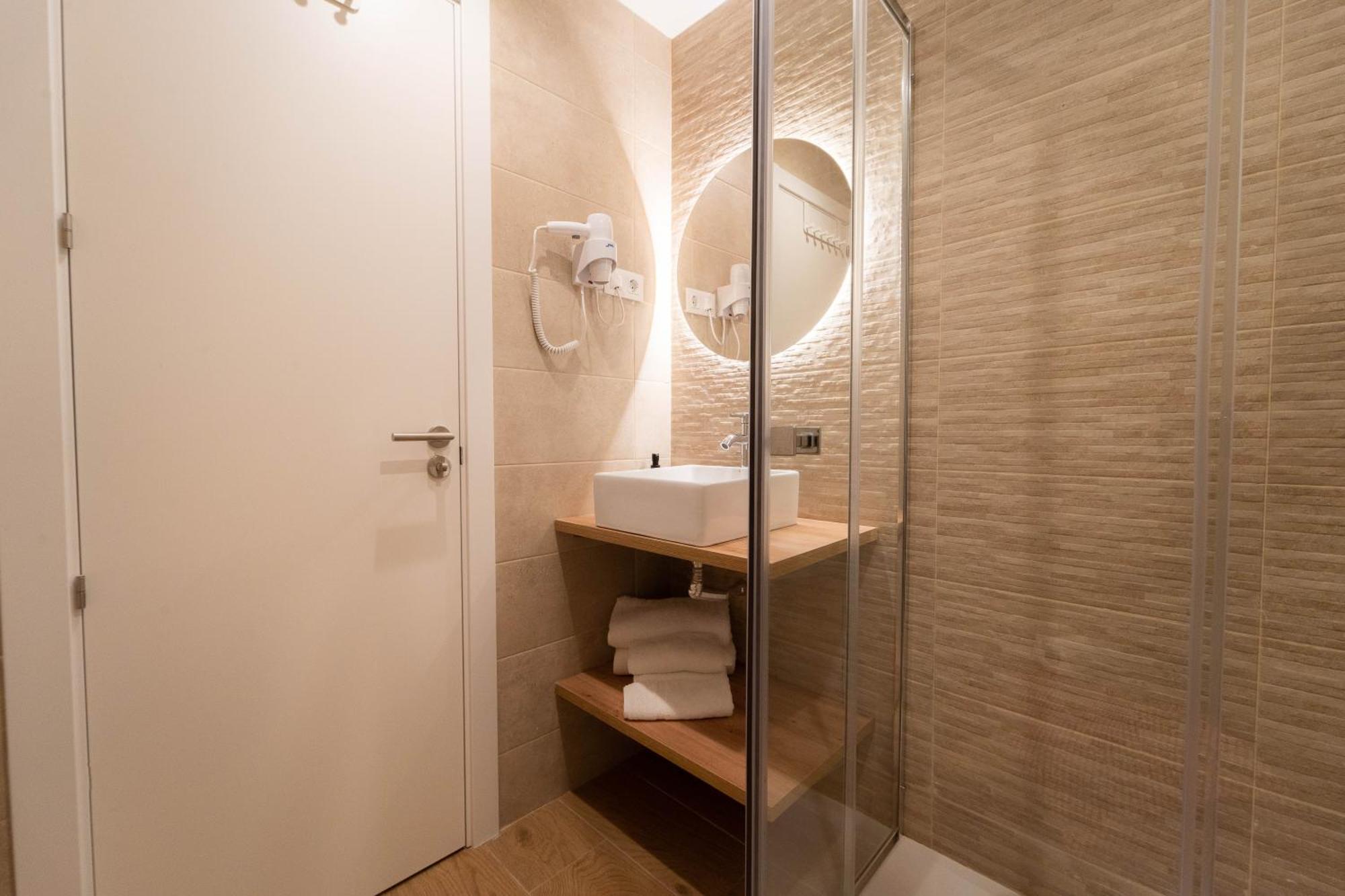 I'M Room Suites Nuevos Ministerios - Bernabeu 'Digital Access' Madrid Room photo